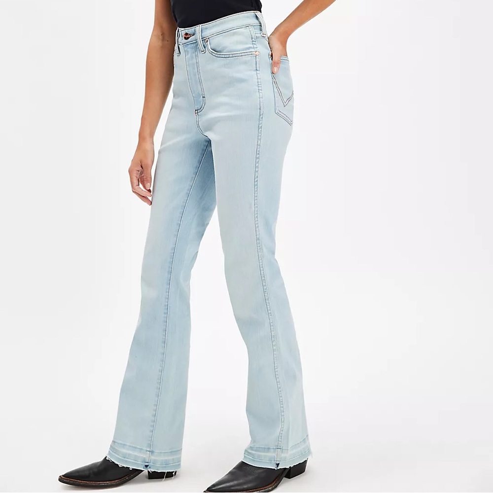 NWT Wrangler x Lainey Wilson Boothugger  Light Blue Jeans
